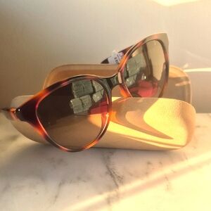 CHLOE Stylish Tortoise Shell Sunglasses.
